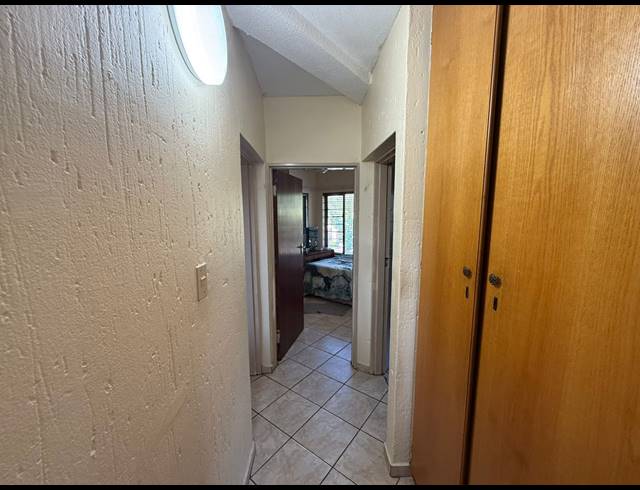 2 BEDROOM FLAT FOR SALE IN VANDERBIJLPARK SE 2